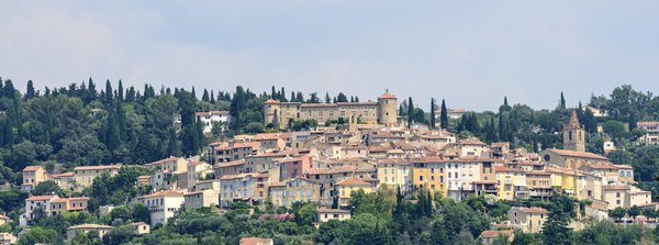 Quels sont les avantages de louer une maison de vacances en Provence avec des cours de cuisine et des visites de marchés locaux?